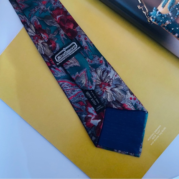 STRATHMORE PAISLEY SILK TIE IN GREEN BURGUNDY - Picture 1 of 9